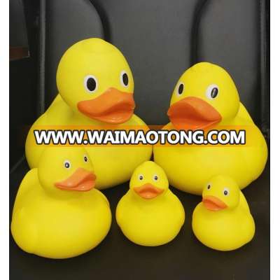 Factory Directly making decoration promotional swimming floating bath toy yellow rubber ducks